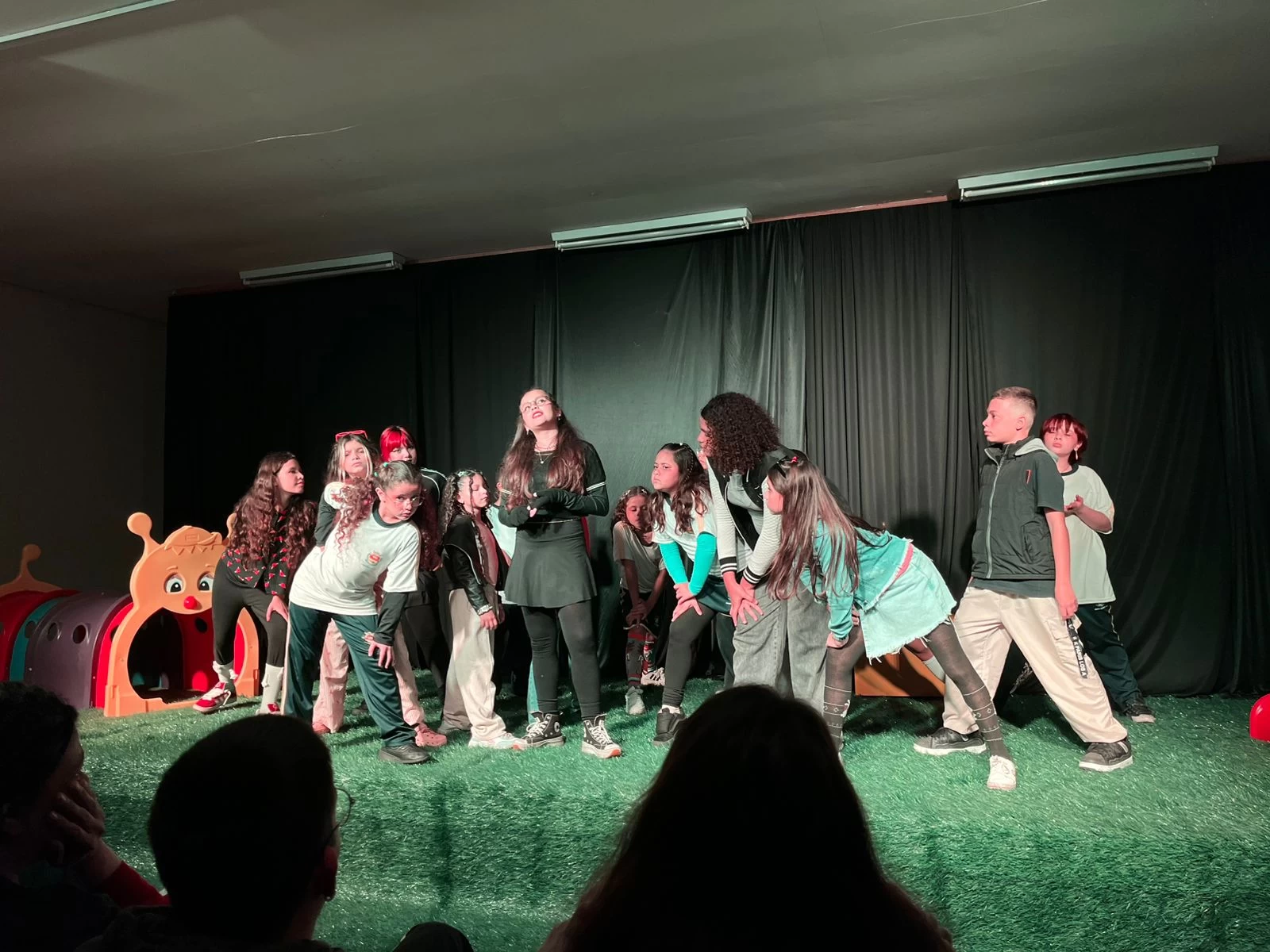 Liga Teatral Infantil de Iperó brilha na 16ª Mostra de Teatro Estudantil de Quadra e conquista três prêmios e duas indicações