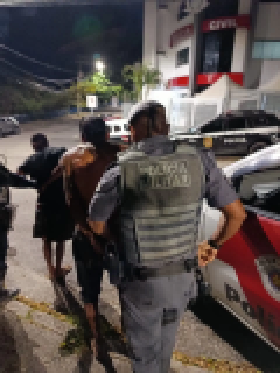 Dois homens são detidos suspeitos de tentar roubar e estuprar uma mulher que voltava do trabalho