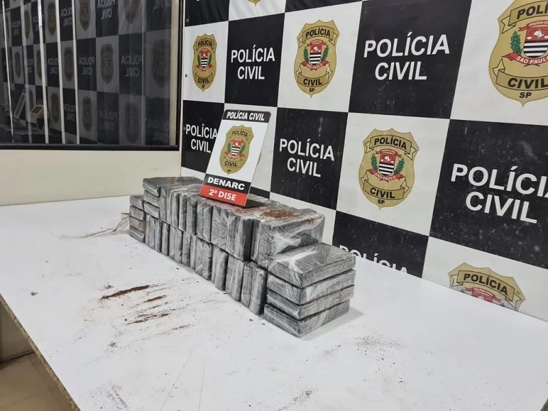 Denarc prende homem que transportava 40 tijolos de cocaína em BMW na Marginal Tietê
