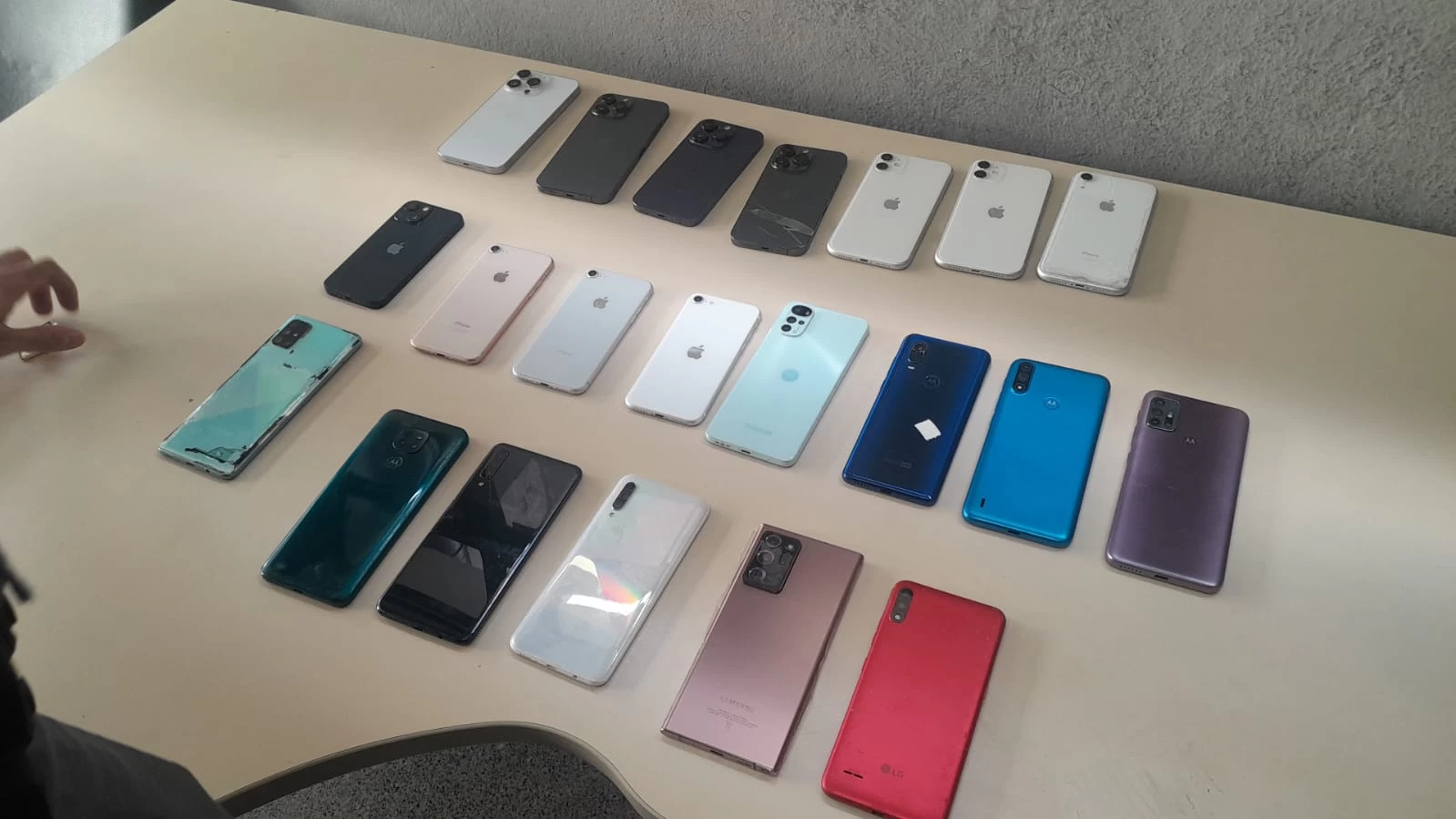 Polícia Militar prende três pessoas e recupera 20 celulares roubados