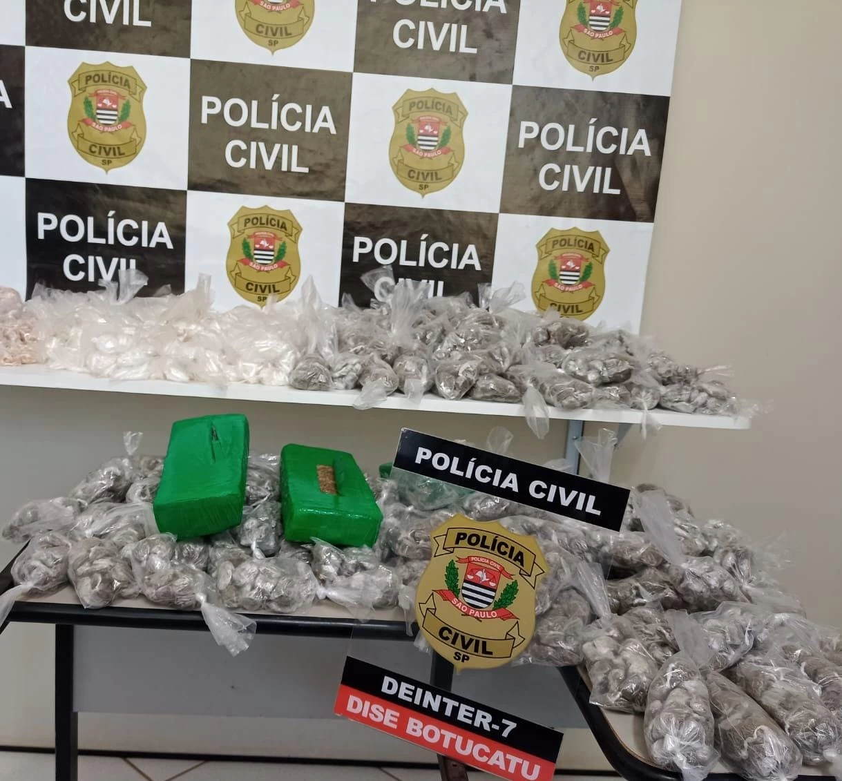 Polícia Civil prende dois e apreende aproximadamente 20 mil porções de drogas em Botucatu