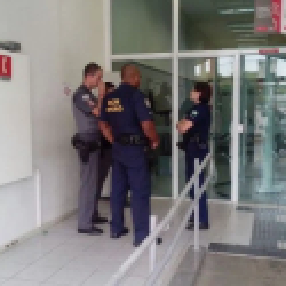 Bando arromba agência do Santander de Iperó e furtam armas e munição
