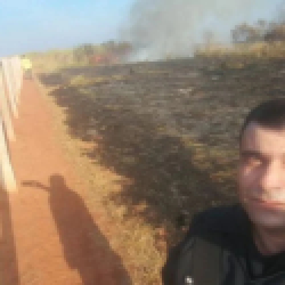 Sem motorista na prefeitura que soubesse operar caminhão pipa, GCMs e algumas pessoas do ICMBio apagam queimada usando abafadores e bombas de água manual