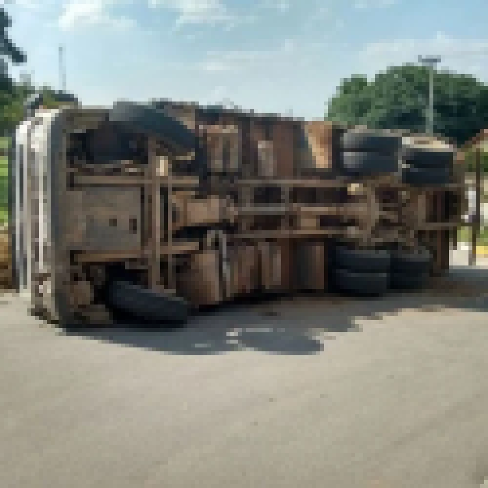 Caminhão carregado com cana tomba em rotatória da cidade
