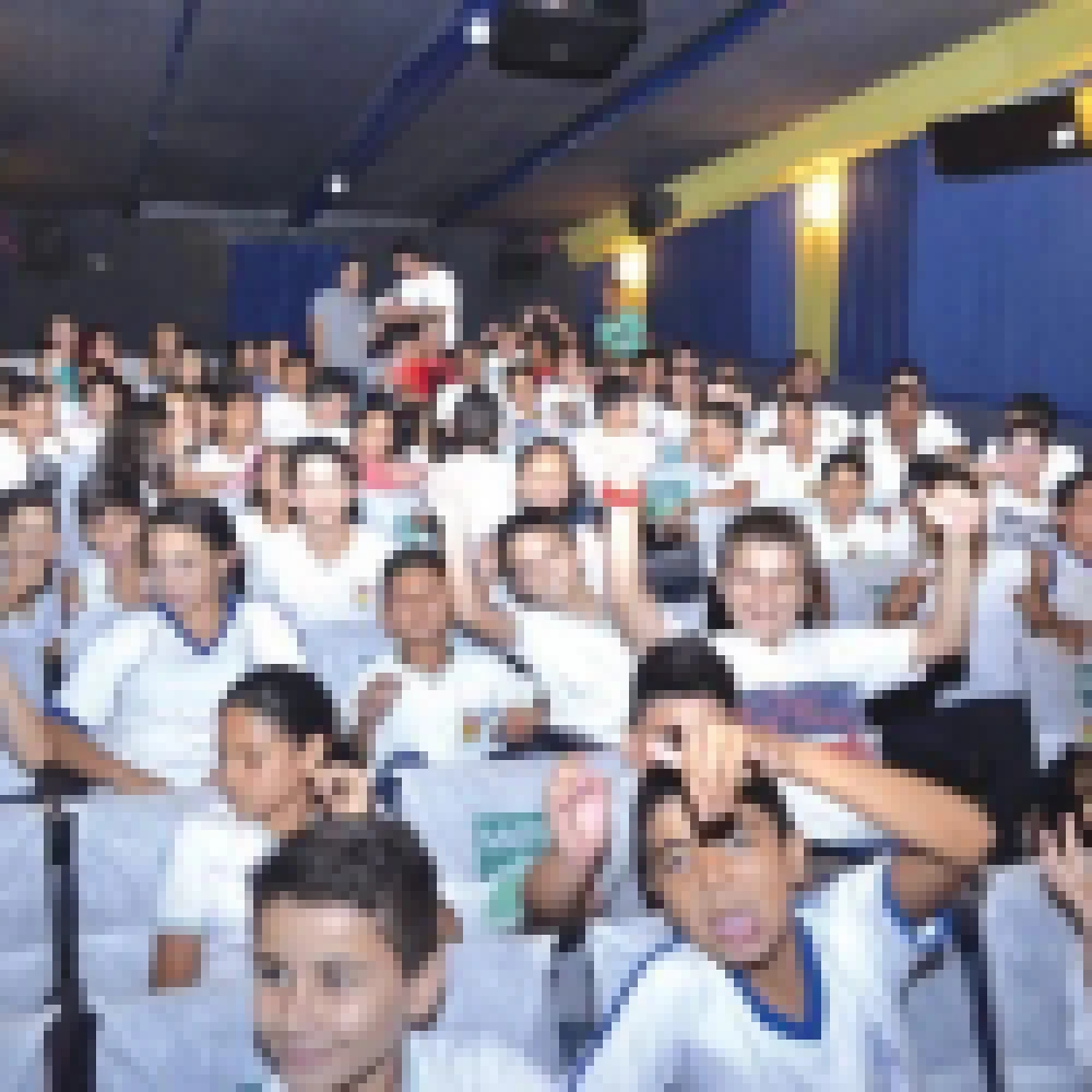Estudantes de Iperó desfrutam da magia do cinema em projeto social