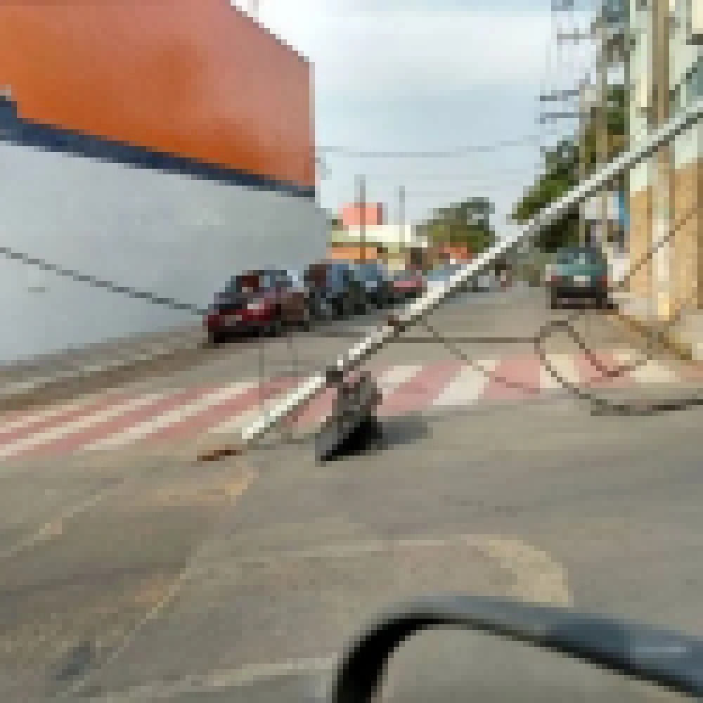 Caminhão derruba semáforo no centro de Iperó