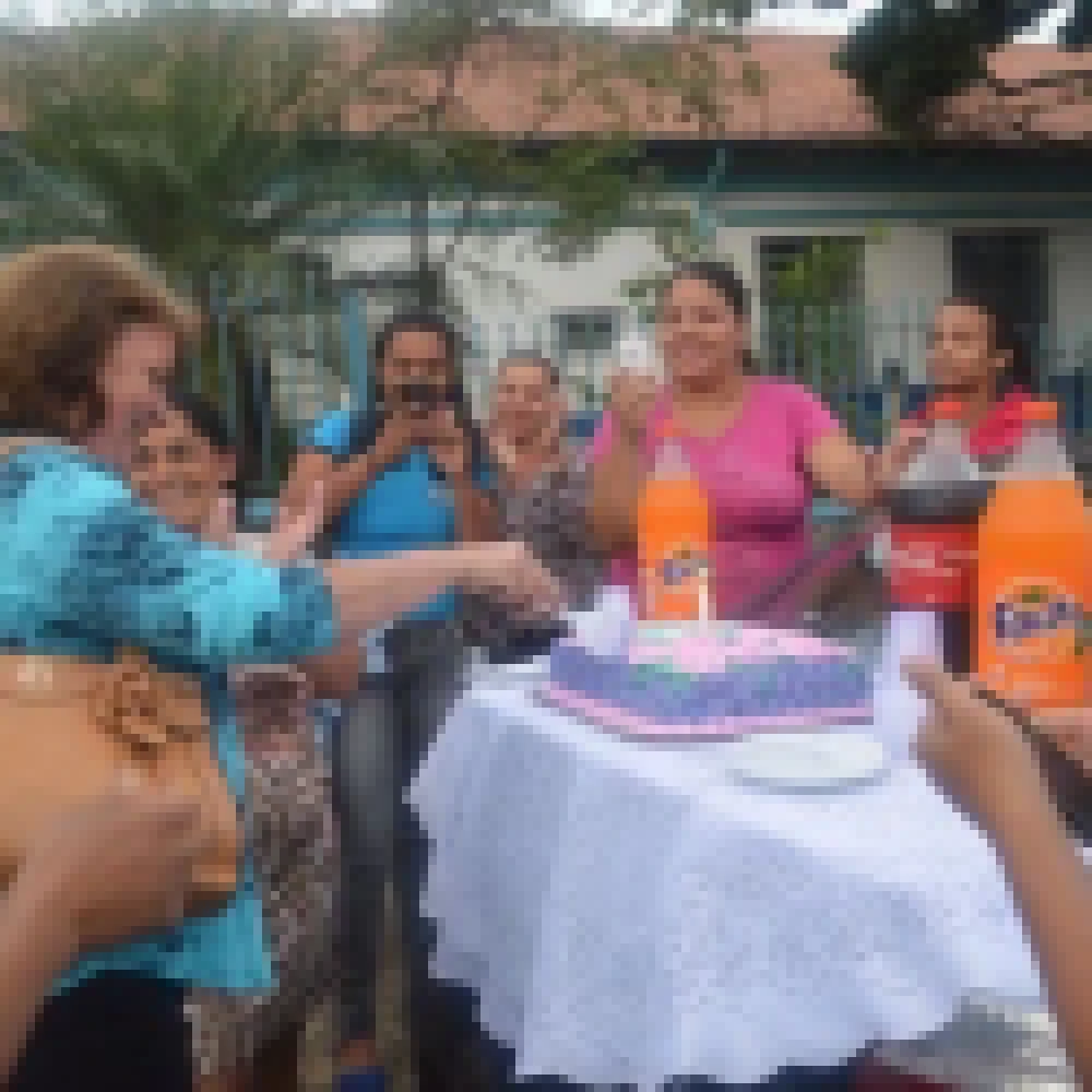 Com escola ocupada, rua vira cenário para festa surpresa
