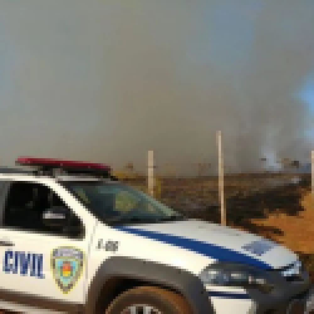 Sem motorista na prefeitura que soubesse operar caminhão pipa, GCMs e algumas pessoas do ICMBio apagam queimada usando abafadores e bombas de água manual