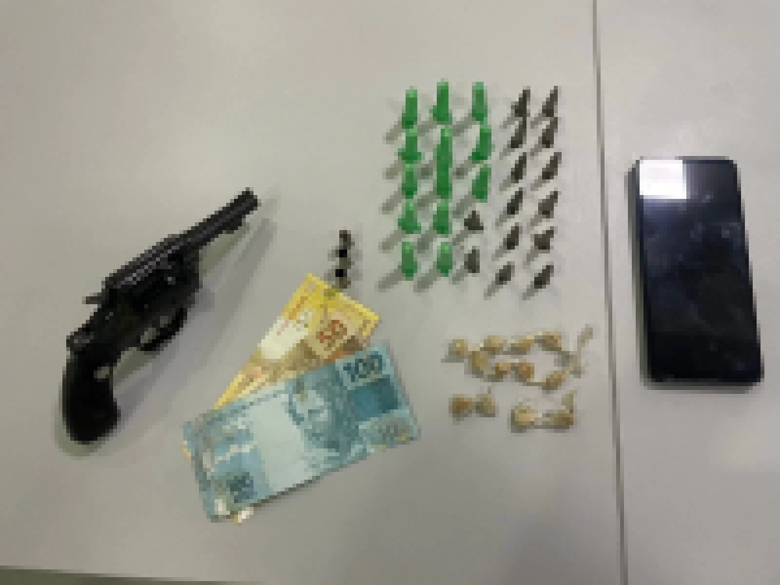 Polícia Militar prendeu dois homens por tráfico de drogas e porte ilegal de arma de fogo