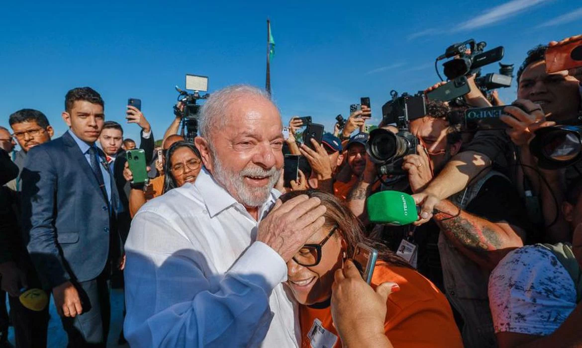 Lula desce rampa do Planalto e defende prédios públicos sem grades
