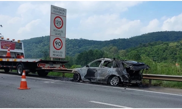 Carro pega fogo na Rodovia Castelo Branco