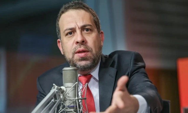 “Negociamos com os caminhoneiros”, diz Boulos sobre greve da categoria