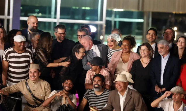 Lula recebe equipe de O Agente Secreto e destaca papel da cultura
