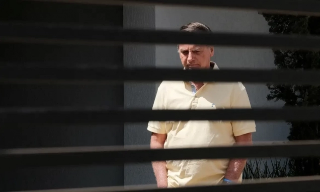Bolsonaro presta depoimento à polícia sobre apreensão de arma