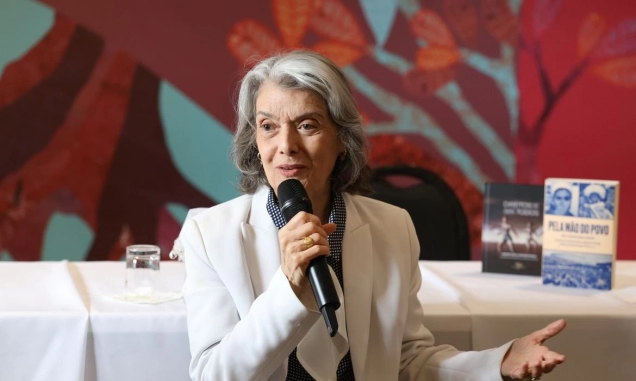Democracia está nas mãos do povo, não em palácios, diz Cármen Lúcia