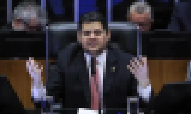 Alcolumbre lê requerimento que cria CPMI sobre fraudes no INSS