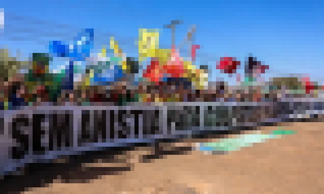 Em ato pró-soberania, manifestantes queimam bandeira e boneco de Trump