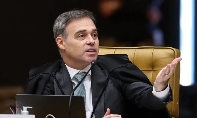 Mendonça acompanha Fachin e vota por julgamento separado de Moraes