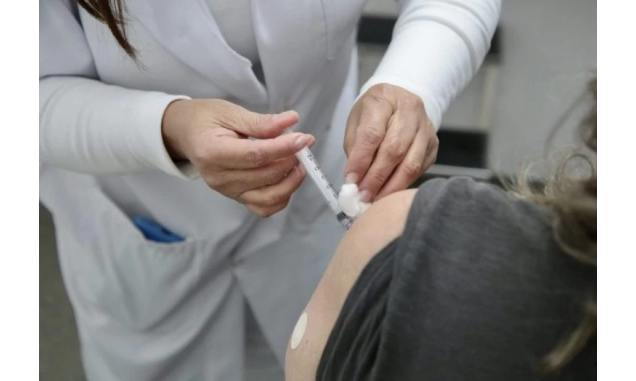Veja como a vacinação de adultos protege bebês e freia o avanço de doenças consideradas erradicadas