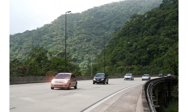 Saiba como funciona o uso de farol em rodovias durante o dia