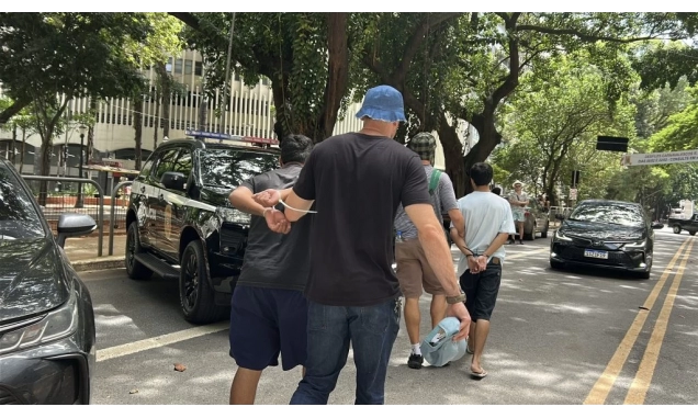 Policiais fantasiados da turma do Chaves prendem cinco suspeitos em blocos na República neste domingo (15)