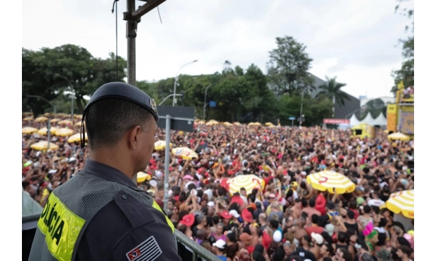 Policiais disfarçados de ETs prendem três por venda de bebida adulterada em megabloco no Ibirapuera