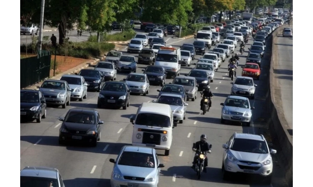 Motoristas devem redobrar cuidados ao dirigir na chuva; confira dicas