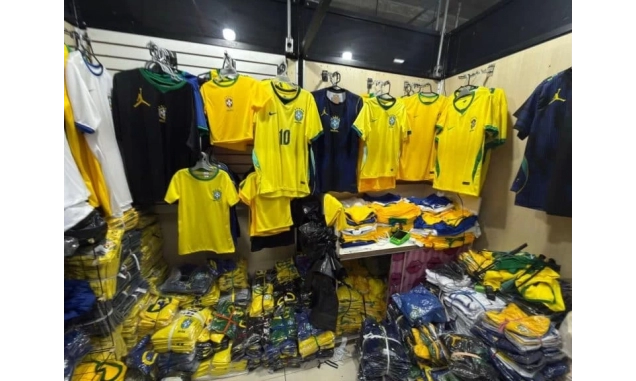 Polícia de SP apreende 2 mil camisas e 85 mil figurinhas falsificadas da Copa do Mundo