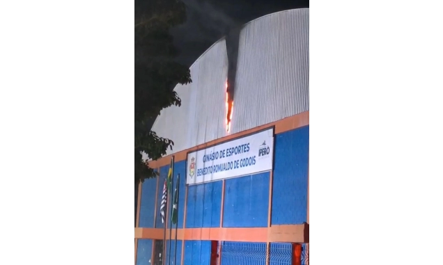 Curto-circuito provoca princípio de incêndio no ginásio de esportes