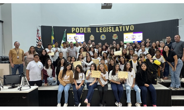 Estudantes da rede municipal tomam posse como vereadores mirins em cerimônia na Câmara