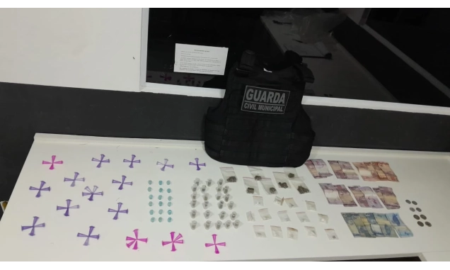 GCM apreende 145 porções de drogas e prende homem por tráfico em Iperó