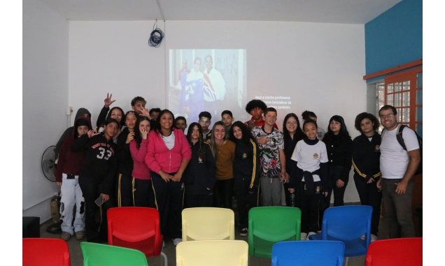 Alunos da Escola Municipal Francisco Adolfo Varnhagem participam de palestra com ex-atleta da Seleção Brasileira de Handebol