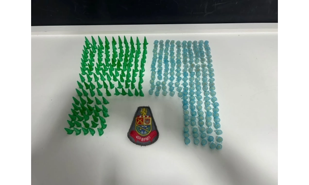 Homem é preso por tráfico após esconder mais de 300 porções de drogas em máquina de lavar