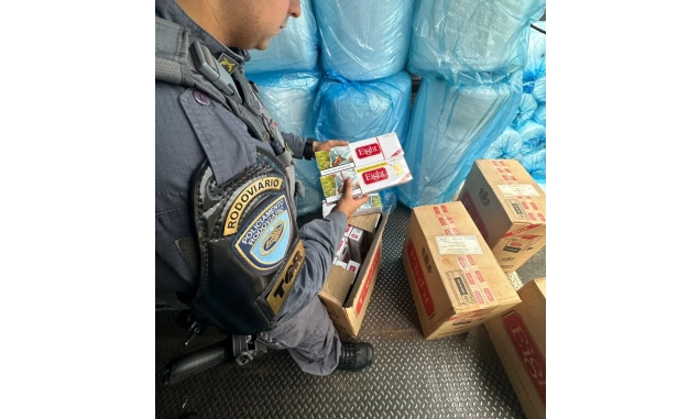 Polícia Rodoviária apreende cerca de 930 mil maços de cigarros contrabandeados na Rodovia Antonio Romano Schincariol, em Tatuí