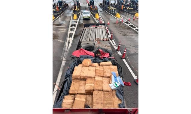 Polícia Rodoviária apreende grande carga de maconha e skunk e prende motorista na Castello Branco em Boituva