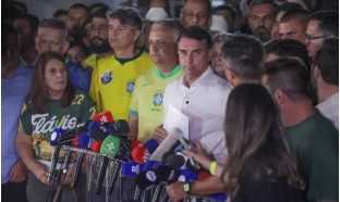 Moraes manda Flávio entregar passaporte e o proíbe de deixar o país