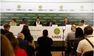 Infecções e mortes por HIV caem, mas falta de recursos ameaça avanços