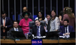 Câmara dos Deputados aprova licença menstrual de até 2 dias