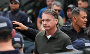 Defesa de Bolsonaro reitera pedido por cirurgia e prisão domiciliar