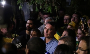 Flávio Bolsonaro impõe condições para liberar sigilos