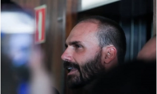 Eduardo Bolsonaro pede a Hugo Motta para exercer mandato dos EUA