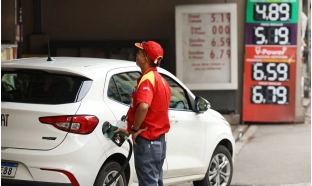 Aumento de etanol na gasolina divide opiniões sobre impacto em carros