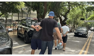 Policiais fantasiados da turma do Chaves prendem cinco suspeitos em blocos na República neste domingo (15)