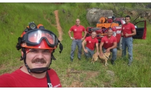 Bombeiros realizam rapel para resgatar cão em situação de risco em pedreira no interior de SP