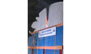 Curto-circuito provoca princípio de incêndio no ginásio de esportes