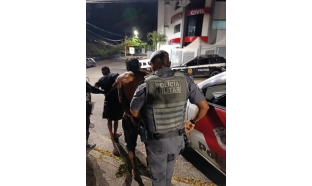 Dois homens são detidos suspeitos de tentar roubar e estuprar uma mulher que voltava do trabalho